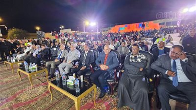 محافظ الأقصر يشهد ملتقي ظواهر الإبداعي بالمسرح الروماني (صور)