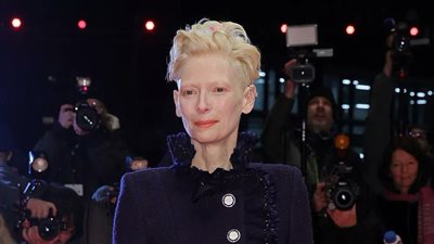 تيلدا سوينتون تدعم فلسطين وتندد بتصريحات ترامب بمهرجان برلين السينمائي