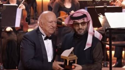 تركي آل الشيخ يكرم عمر خيرت في ليلة الروائع للموسيقار (فيديو)