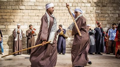 اللي يموت فيها ما لوش دية، أهالي قنا يتبارزون في لعبة التحطيب (فيديو)