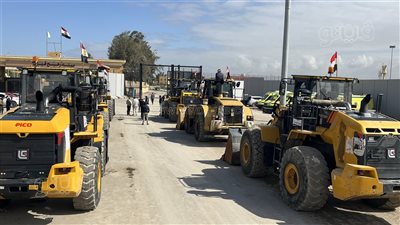 تواصل اصطفاف المعدات الثقيلة وشاحنات تحمل بيوت متنقلة لأهالي غزة أمام معبر رفح 