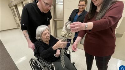 معمرة تحتفل بعيد ميلادها الـ 104 داخل غرفة الاحتجاز بالسجن (صور)