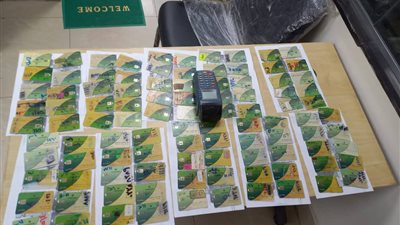 ضبط بطاقات تموينية لدى أحد محلات بيع الدقيق الحر في قنا (صور)