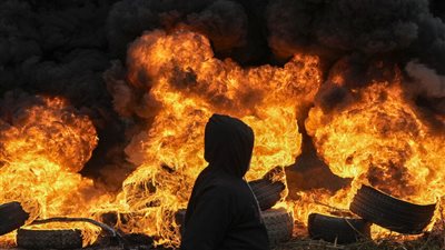 لبنان تشهد احتجاجات كبري بسبب منع هبوط طائرة إيرانية 