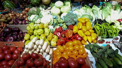 سعر الخضار اليوم، انخفاض البسلة والبصل والليمون يواصل قفزاته