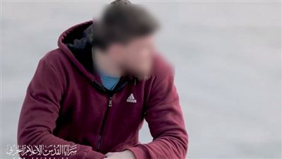 سرايا القدس تنشر مشاهد لأسير روسي يفرج عنه اليوم يتجول على شاطئ غزة (فيديو)