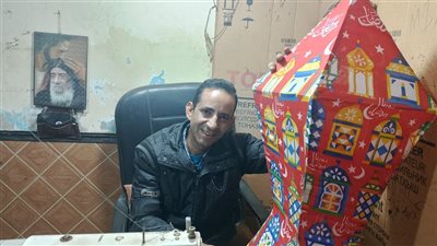 بطول 3 أمتار ومصنوع من القماش الخيامي، قبطي يهدي أهل قريته بالقليوبية أكبر فانوس رمضان (صور)