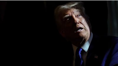 صحيفة أمريكية: ترامب يسرح موظفي برنامج الطاقة النظيفة