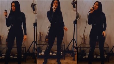 ظهرت بالأسود في عيد الحب، ميرهان حسين تعيد تقديم أغنية 