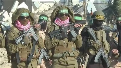 مقاتلو حماس يحملون أسلحة حصلوا عليها في 7 أكتوبر خلال تسليم الأسرى