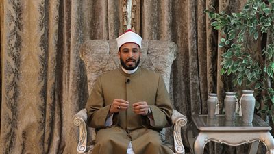 هل ختم القرآن في رمضان واجب أم لا ؟ الأزهر يجيب (فيديو)