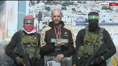 المقاومة تسلم أسيرًا إسرائيليًا مجسمًا لساعة رملية كتب عليه «الوقت ينفد» 