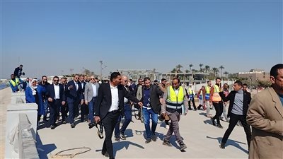 وزير الري يتفقد أعمال تطوير كورنيش النيل بقنا (فيديو)
