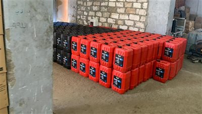 ضبط مصنع لتدوير زيوت المحركات المغشوشة وبيعها بطرق غير قانونية بأسيوط (صور)