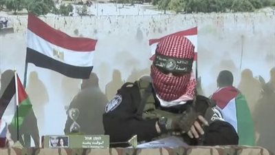 علم مصر يتصدر التريند بعد توسطه منصة تسليم الأسرى، والفلسطينيون: المصريون شركاء الدم والقضية 