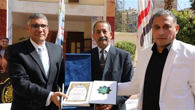 محافظ الجيزة يكرم 15 طالبة من حفظة القرآن الكريم 