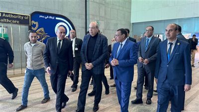 وزير الطيران يتفقد الخدمات المقدمة للركاب بمطار الأقصر الدولي