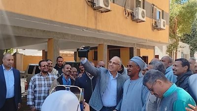 وزير الري يطلب من عامل التصوير سيلفي بتلفونه (فيديو)