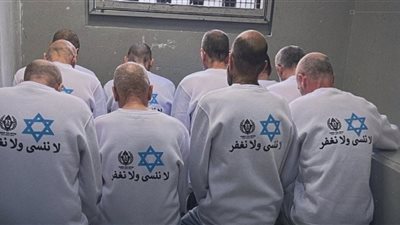 أسرى محررون يحرقون الملابس التي أجبرتهم السجون الإسرائيلية على ارتدائها 