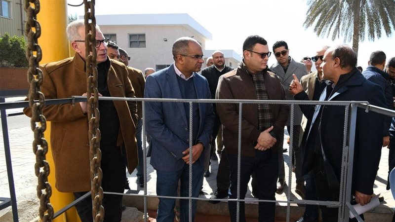 وزير الإسكان خلال