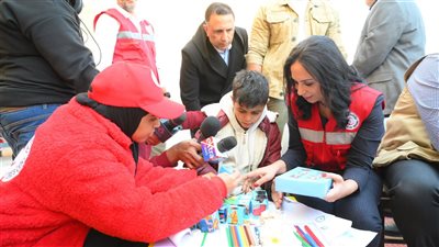 وزيرة التضامن تستقبل عددا من المصابين الفلسطينيين بالورود على معبر رفح (صور)