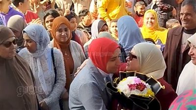 ممر شرفي بالورود لتكريم مديرة مدرسة بالغربية بعد بلوغها سن التقاعد (فيديو)