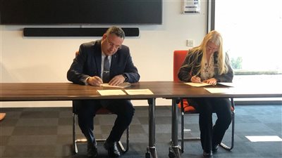 رئيس جامعة الإسكندرية يوقع درجات مزدوجة مع إيسيكس البريطانية في عدة تخصصات