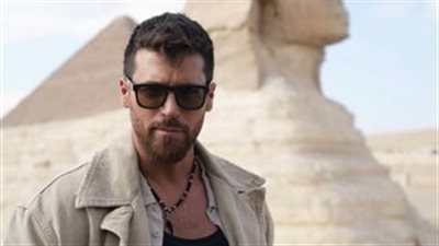  التركي جان يامان يفاجئ جمهوره بـ لوك جديد خلال جولة بالأهرامات