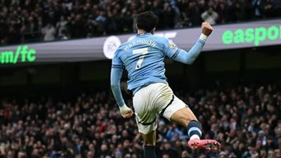 مانشستر سيتي يتقدم على نيوكاسل بهاتريك مرموش في الشوط الأول (فيديو)