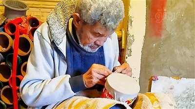 حكاية مهنة من الزمن الجميل، رحلة داخل أقدم ورشة لصناعة طبلة المسحراتي بالغربية (فيديو)