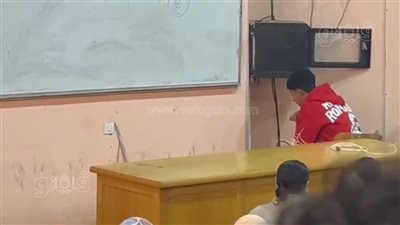 بعد تأخر الدكتورعن المحاضرة، طالب يتلو القرآن لإنهاء حالة الهرج بين زملائه بالمدرج (فيديو)