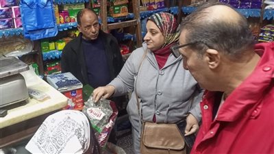 رئيس حي غرب بالإسكندرية تقود حملة مكبرة للتفتيش على الأغذية وصلاحيتها 