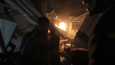 مستوطنون يحرقون خياما ويهاجمون مركبات بالحجارة في بيت لحم