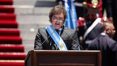 تسبب في خسارة بلاده 4 مليارات دولار في 5 ساعات، مطالب بعزل الرئيس الأرجنتيني