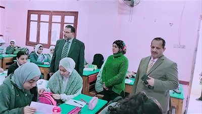 وكيل تعليم الدقهلية يتفقد مدارس شرق المنصورة ويختبر مستوى الطلاب (صور)