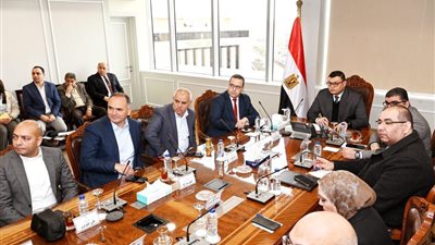 وزير الإسكان يستعرض عددا من الفرص الاستثمارية والخطة الترويجية لأحد المشروعات بالعاصمة الإدارية