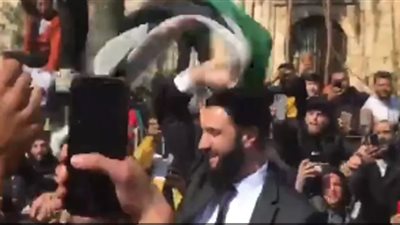 الزيارة الأولى منذ تولي منصبه.. استقبال حاشد لأحمد الشرع في اللاذقية (فيديو)