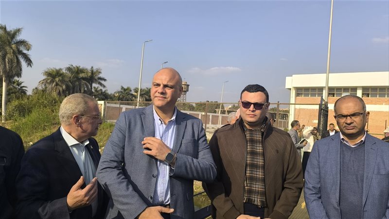 وزير الاسكان في زيارته