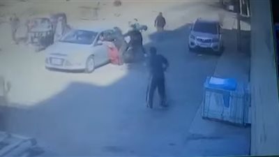 بسبب دعوى نفقة.. شخص يسحل طليقته وشقيقتها بسيارته أمام محكمة الأسرة