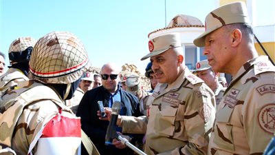 رئيس الأركان يتفقد إجراءات التأمين على الاتجاه الإستراتيجى الغربي (صور) 