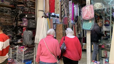 زنقة الستات.. أقدم الأسواق التجارية لمستحضرات التجميل في الإسكندرية.. تأسست في عهد الاحتلال البريطاني.. وأصحاب المحال يشتكون من تراجع الإقبال قبل حلول رمضان (صور) 