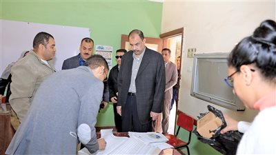 محافظ سوهاج يتفقد مستشفى الرمد ويحيل 23 من الأطباء والصيادلة للتحقيق