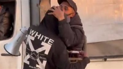 على راسي أشوف ابتسامتك وانتصارك، مسئول مصري يقبل رأس شاب فلسطيني أهداه حلوى (فيديو)