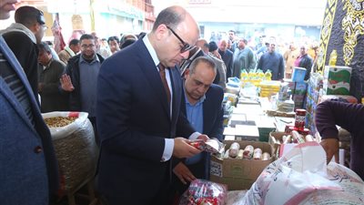 محافظ كفرالشيخ يتفقد معرض «أهلًا رمضان» بسيدي غازي