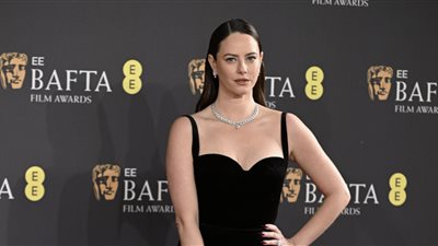 كايا سكوديلاريو وجو ألوين أول الحاضرين علي السجادة الحمراء لحفل بافتا (صور)