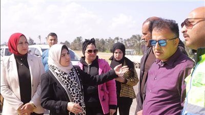نائب محافظ دمياط تتابع أعمال الرصف بالطريق الدولي الساحلي