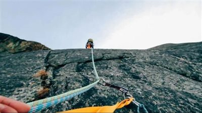 صيني يتسلق أشهر قمم الجبال باستخدام يديه فقط، ما القصة ؟