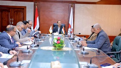 محافظ سوهاج يناقش معدلات الأداء في عدد من الملفات المهمة مع رؤساء المدن