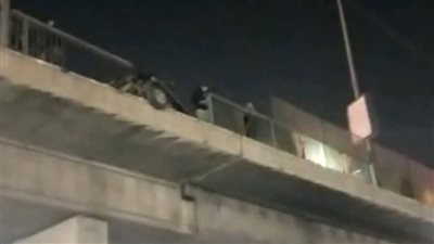 سقوط سيارة من أعلى كوبري الصاغة بالزقازيق بعد اصطدامها بأخرى (صور)