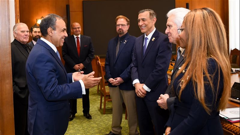 وزير الخارجية مع